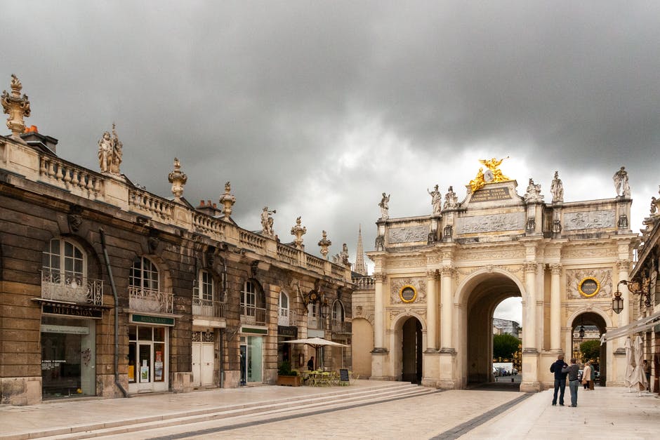 Edificios en la plaza Stanislas de Nancy. Cielo con nuves grises.